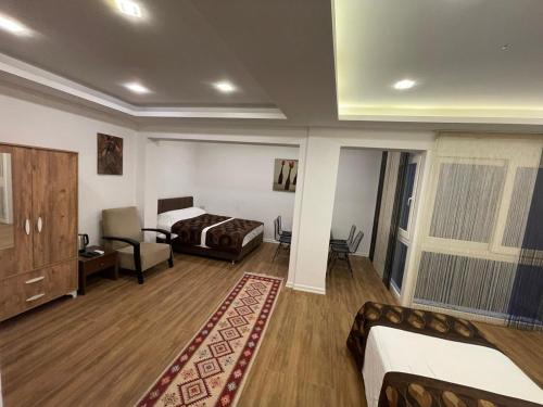 MARLIGHT APART HOTEL في Konak: غرفه فندقيه بسرير واريكه