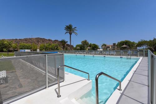 Πισίνα στο ή κοντά στο Bungalow Rocas Rojas 406B by VillaGranCanaria