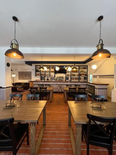 un restaurante vacío con mesas y sillas de madera en Las Dos Peñas en Mier