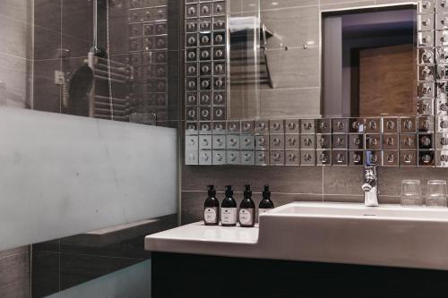 Bilik mandi di Sonnhof Alpendorf - an adults only place