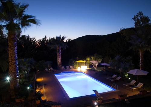 Bazén v ubytování Villa Tresino Appartamenti nebo v jeho okolí