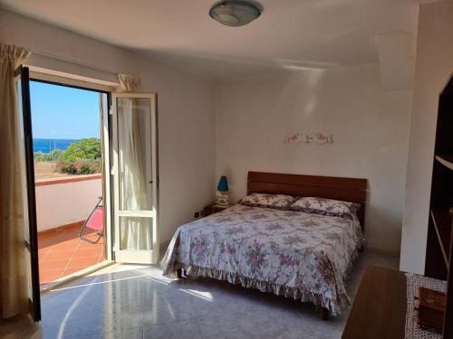 Villa Flora - with sea view, 2 minutes walk to beach tesisinde bir odada yatak veya yataklar