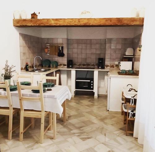 une cuisine avec une table et des chaises dans l'établissement La Alberca de Fariñas, à Sanlúcar de Barrameda