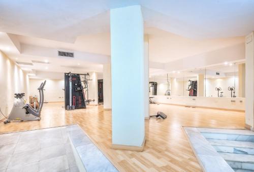 ein leerer Fitnessraum mit einer großen Glaswand in der Unterkunft FA- Luxury 2 bedroom apt Fuente Aloha in Marbella