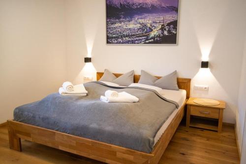 1 dormitorio con 1 cama grande y 2 lámparas en Ferienwohnung Kerschbaumer, en Gries am Brenner