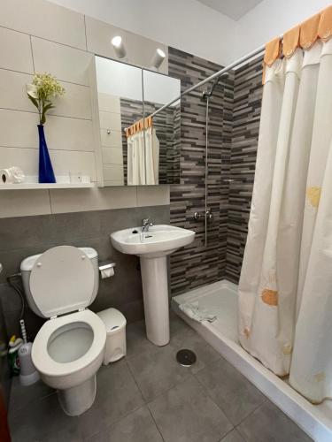 W łazience znajduje się toaleta, umywalka i prysznic. w obiekcie Apartamentos Piedra de la Garza 1A w mieście Valle Gran Rey