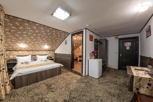 a bedroom with a large bed in a room at Pensiunea Orizont in Fărcaşa