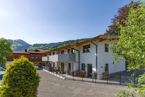 un bâtiment avec une clôture devant lui dans l'établissement Haus M&M, à Brixen im Thale