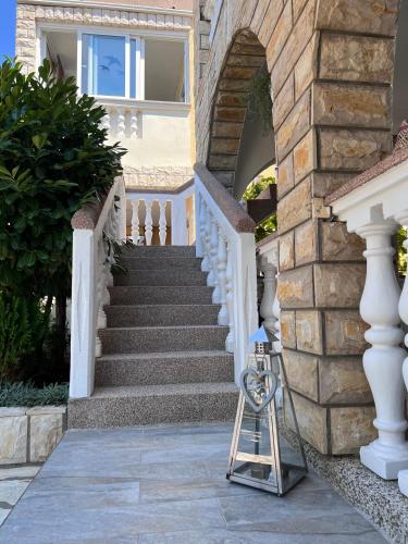 kamera na statywie przed budynkiem ze schodami w obiekcie Apartman Tunja w mieście Vir