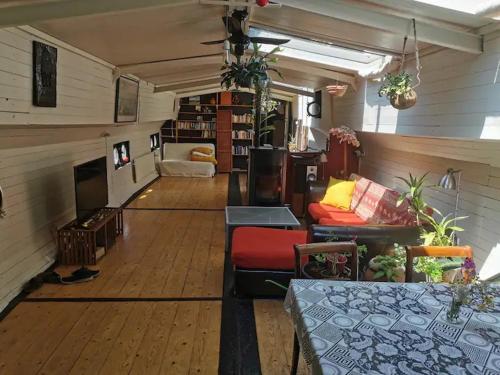 Gallery image of Houseboat Orfeo in Ghent