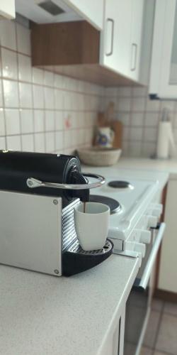 a cup on a counter in a kitchen at Villa Panorama in Ligia