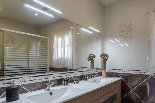 baño con 2 lavabos y espejo grande en Villa Maria en Lloret de Mar