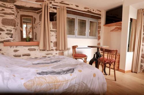 Кровать или кровати в номере - L'abri correzien - Cœur de cité médiévale
