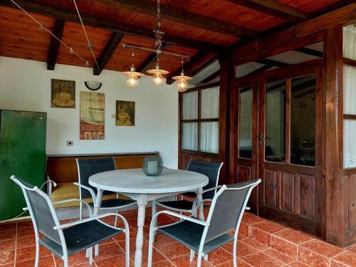 ein Esszimmer mit einem Tisch und Stühlen in der Unterkunft Luylyana Guesthouse in Ribarica