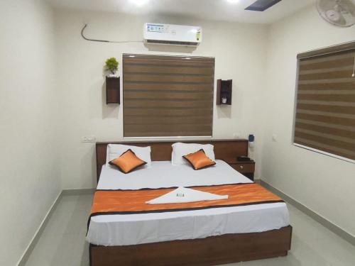 um quarto com uma cama num quarto com uma ventoinha em PMS Dhabi Residency em Kottakkal