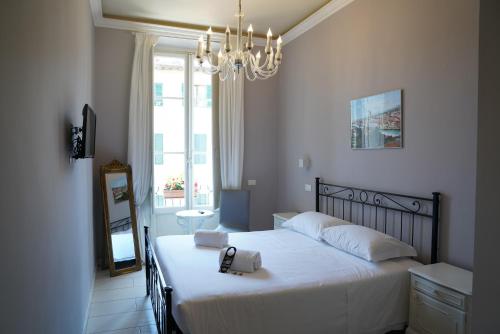 1 dormitorio con cama y lámpara de araña en Affittacamere ALBA, en Florencia