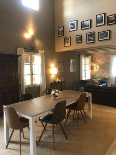 - une table à manger et des chaises dans le salon dans l'établissement Mas en Provence, à Arles