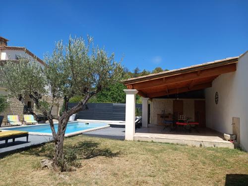 une maison avec une piscine et un pavillon dans l'établissement la maison de celine, à Beaumes-de-Venise