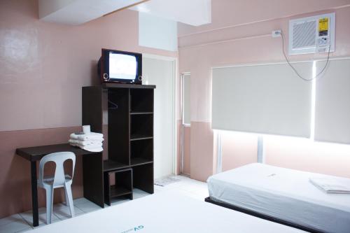 เตียงในห้องที่ GV Hotel - Borongan