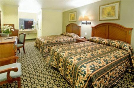En eller flere senge i et værelse på Americas Best Value Inn San Bernardino