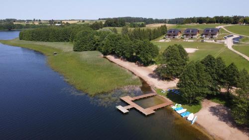 uma vista aérea de uma ilha num lago em AURA Centrum Wypoczynkowo-Rekreacyjne em Sejny