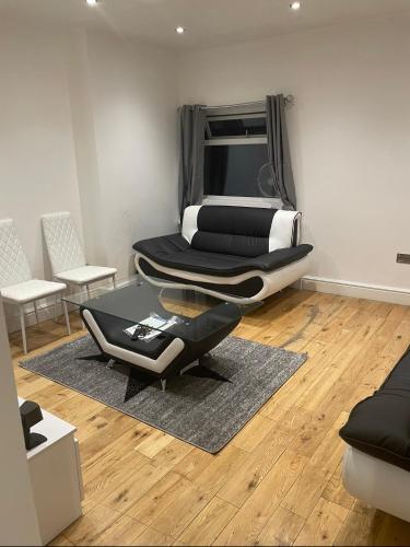 um quarto com uma cama com uma mesa e cadeiras em Tee's apartments em Plumstead
