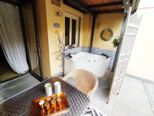 Zimmer mit einer Badewanne und einem Tisch mit einer Badewanne in der Unterkunft Nadia's Lovely Home - WITH PRIVATE GARDEN AND JACUZZI in Florenz