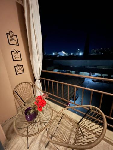 - une table et des chaises sur un balcon la nuit dans l'établissement Departamento Céntrico SJ Boutique, à San Juan