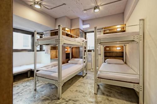 台北的住宿－拉開門輕旅 Le Passage Hostel，一间设有三张双层床的客房
