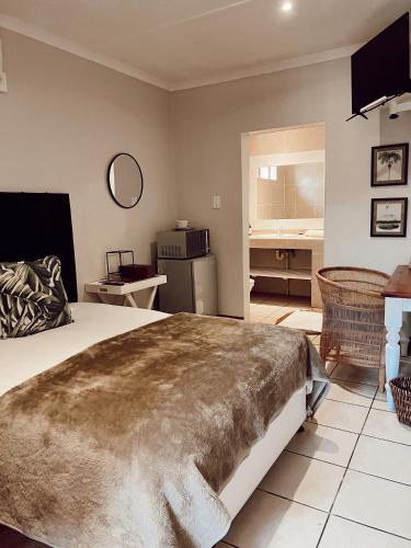 Un dormitorio con una cama con una manta encima. en Coco Lodge, en Mthatha