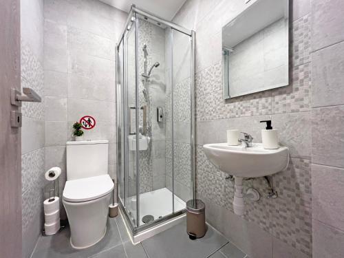 W łazience znajduje się prysznic, toaleta i umywalka. w obiekcie Albert's apartment Center 101 w Larnace