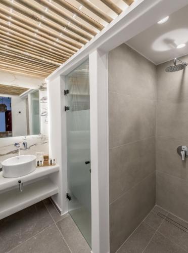 a bathroom with a sink and a shower at Magic Klima II in Klima