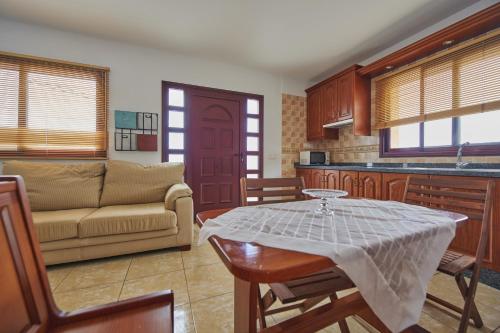 un soggiorno con tavolo e divano di La Pardela - 2BR Sea Views Private Terrace - Wifi a Valverde