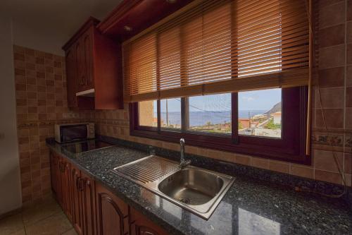 una cucina con lavandino e una finestra con vista di La Pardela - 2BR Sea Views Private Terrace - Wifi a Valverde