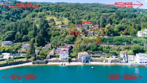 een luchtzicht op een klein eiland in een meer bij Appartamento vista Lago, giardino spiaggia a Stresa vista Isole Borromee e Golfo Borromeo - STRESAFLAT in Stresa