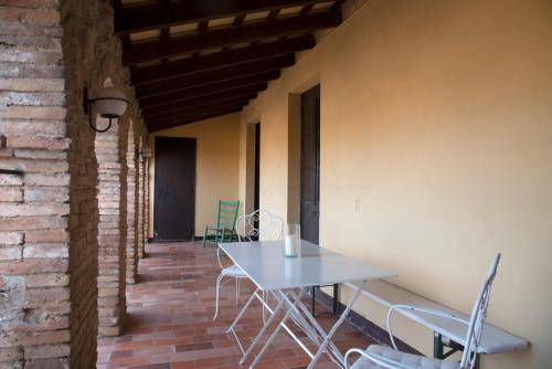 a table and chairs in a room with a brick wall at La galeria de dalt in Rupiá