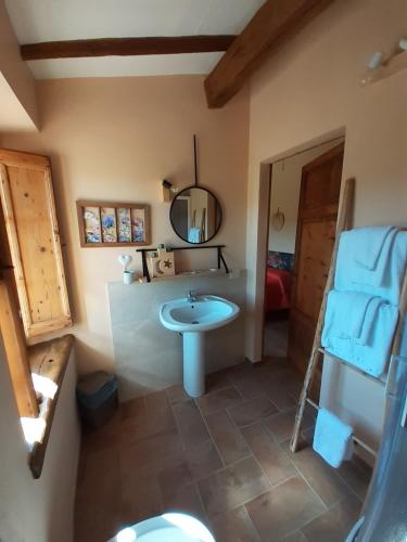 W łazience znajduje się umywalka i lustro. w obiekcie Casale Il Ventaglio w mieście Ficulle