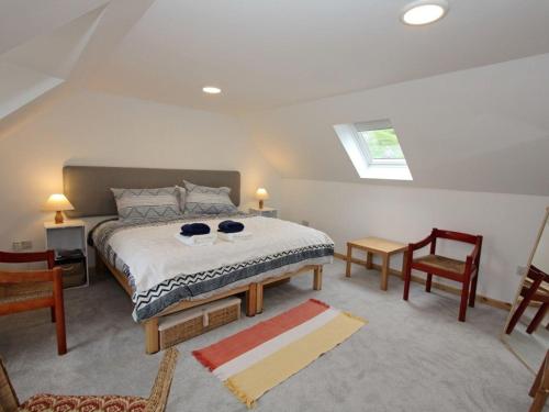 - une chambre avec un lit doté de 2 bols dans l'établissement Taigh Tharmoid Ruaidh, à Valtos