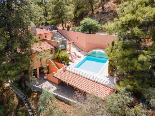 uma vista aérea de uma casa com piscina em Villa Hillcrest Panorama by Ezoria Villas em Moniatis