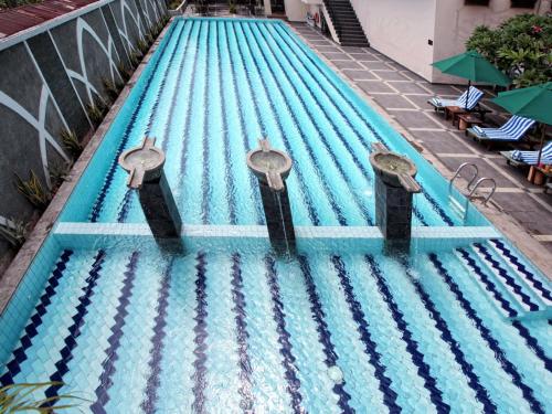 an overhead view of an empty swimming pool at Grand Zuri Dumai in Dumai