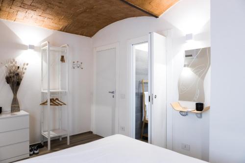 - une chambre avec des murs blancs et un plafond en bois dans l'établissement Villa Viani, à Soliera