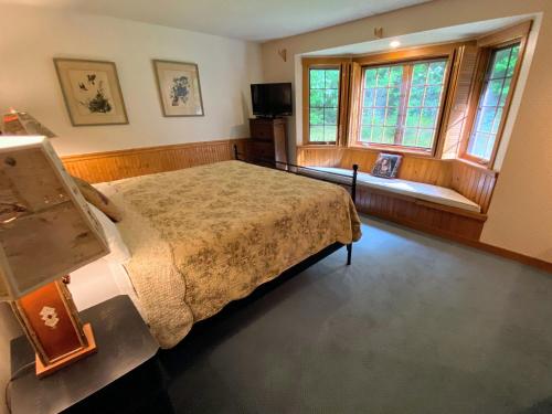1 dormitorio con cama y ventana en O9 NEW Renovated Bretton Woods slopeside condo with 2 living rooms foosball air hockey en Carroll