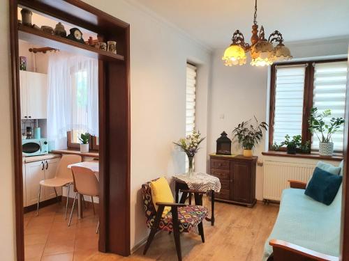 - un salon avec une table et une salle à manger dans l'établissement Apartament Śródmieście, à Łańcut