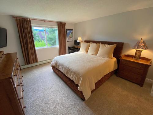 - une chambre avec un grand lit et une fenêtre dans l'établissement F5 Renovated home on golf course in Bretton Woods AC, à Carroll