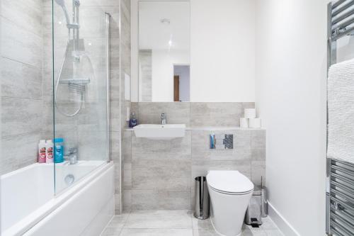 een badkamer met een toilet, een wastafel en een douche bij LiveStay-Modern One Bed Apartment in Private Building in Luton