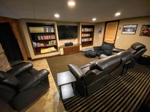 Un lugar para sentarse en Amazing lakefront home in the White Mountains with game room theater