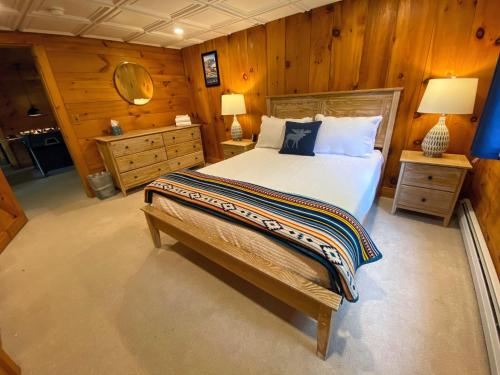 Una cama o camas en una habitación de Amazing lakefront home in the White Mountains with game room theater