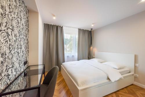 sypialnia z łóżkiem i oknem w obiekcie Powiśle Chic Apartment w Warszawie