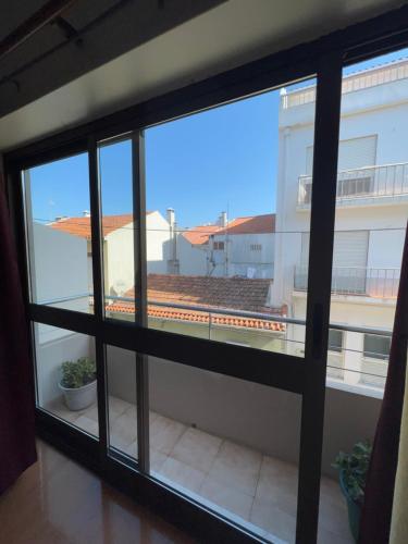 維拉·普拉亞·德·安科拉的住宿－Abrigo do Portinho，从阳台的窗户可欣赏到风景。