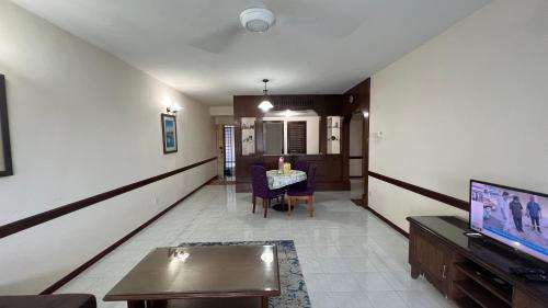 Μια τηλεόραση ή/και κέντρο ψυχαγωγίας στο Condo D 'Savoy 3 Room